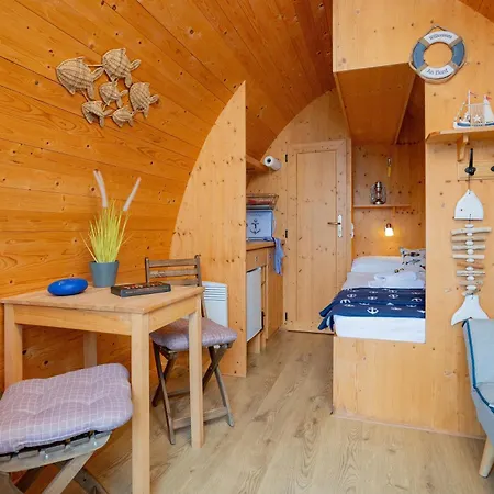 Botel Hausboot Dotterbart Stralsund